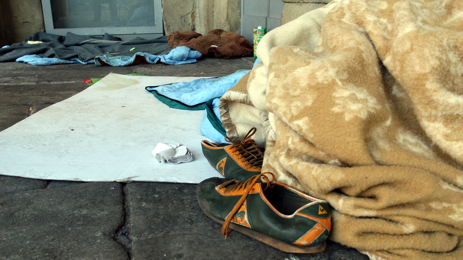 Alcuni indumenti e le coperte di un clochard (Foto d'archivio)