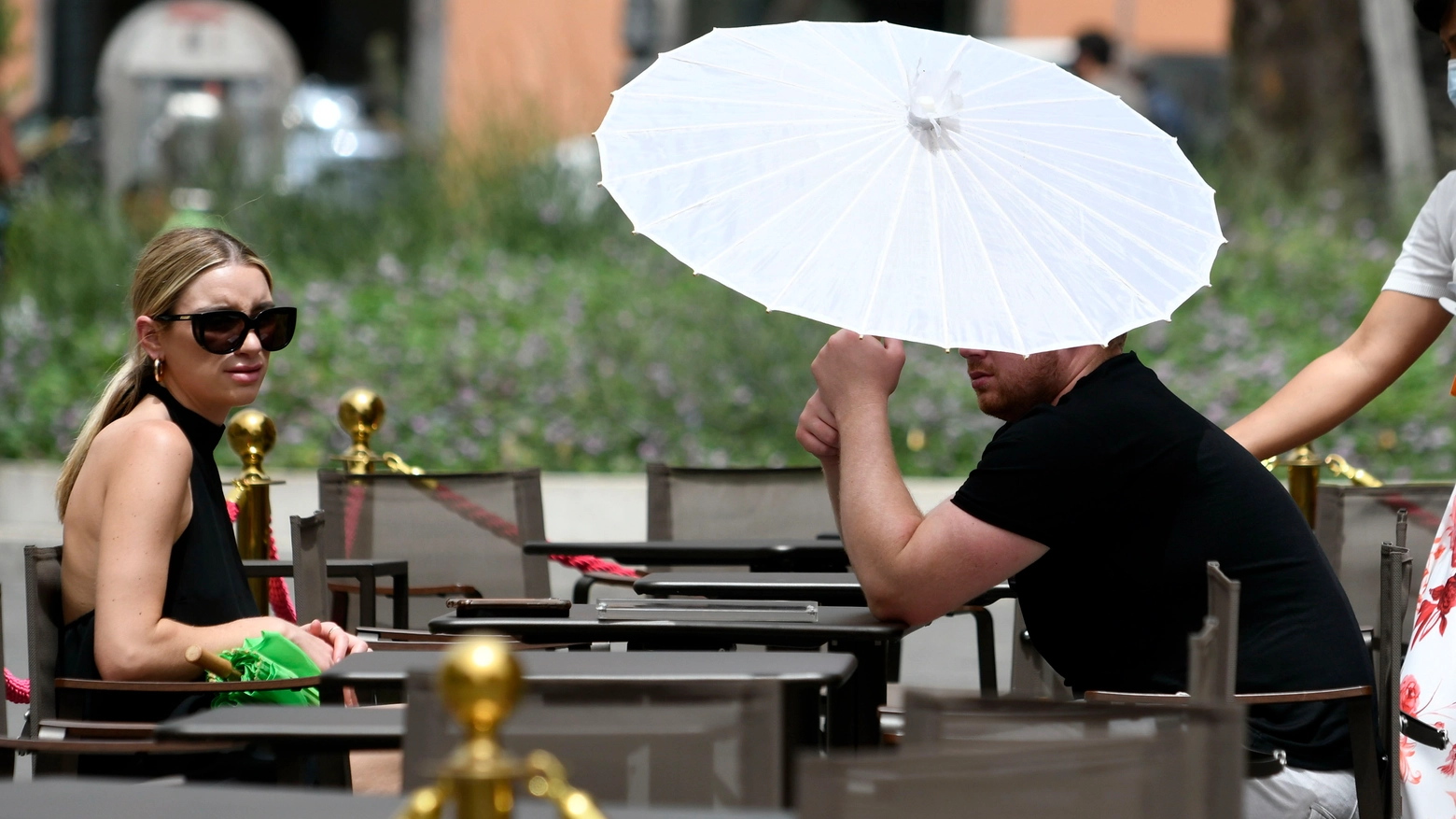 Un ombrello per ripararsi dal sole: caldo africano in  Italia
