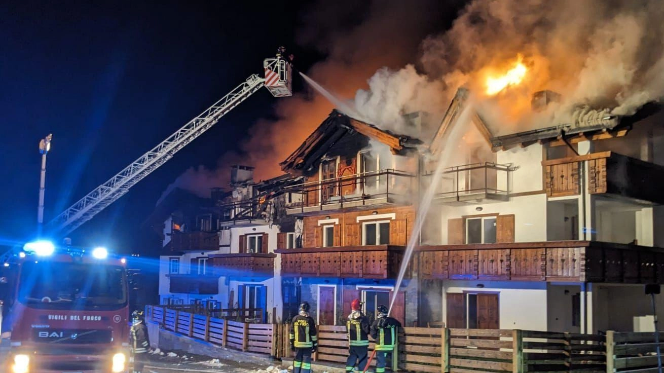 Palazzine vanno in fumo. Cantiere chiuso da poco. S’indaga sull’incendio Palazzine vanno in fumo. Cantiere chiuso da poco. S’indaga sull’incendio