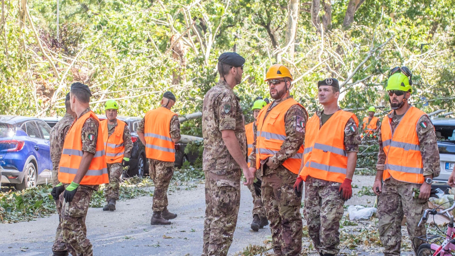 Militari del Genio guastatori di Cremona liberano viale Argonne dagli alberi e dai rami caduto a causa della tempesta della scorsa notte