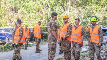 Maltempo a Milano, l’esercito libera le strade dagli alberi caduti / FOTO
