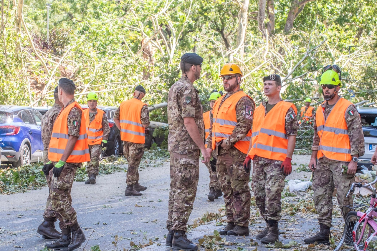Militari del Genio guastatori di Cremona liberano viale Argonne dagli alberi e dai rami caduto a causa della tempesta della scorsa notte