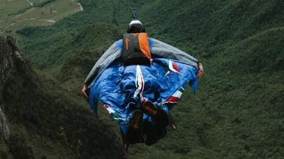 Un paracadutista in volo con la tuta alare (Archivio)