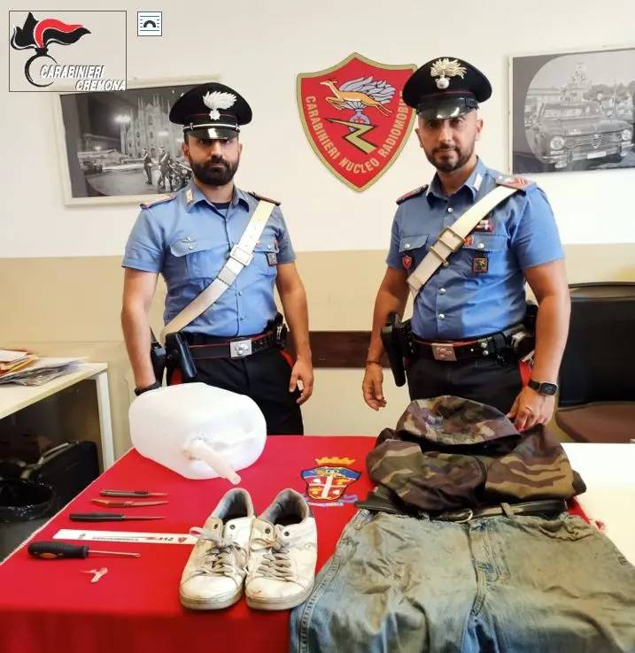 Cremona, scoperto a rubare gasolio in una cascina: picchia e accoltella i proprietari