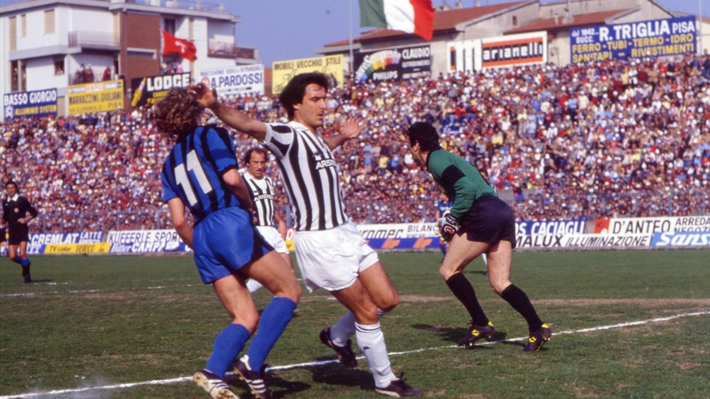 Il calciatore Gaetano Scirea con la maglia della Juventus