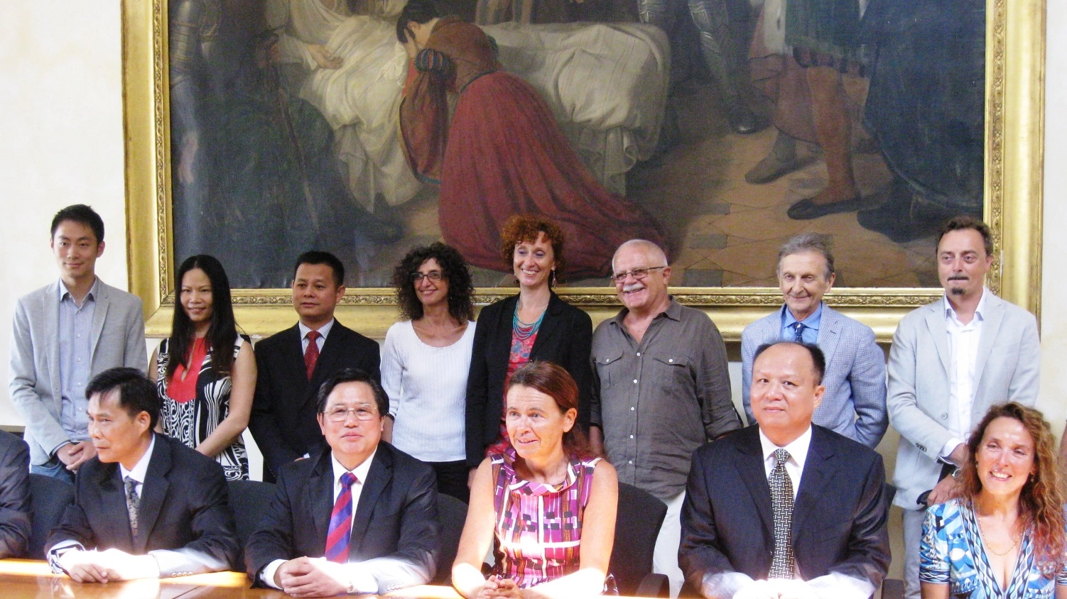 Il sindaco Stefania Bonaldi con la delegazione cinese e gli imprenditori di Crema