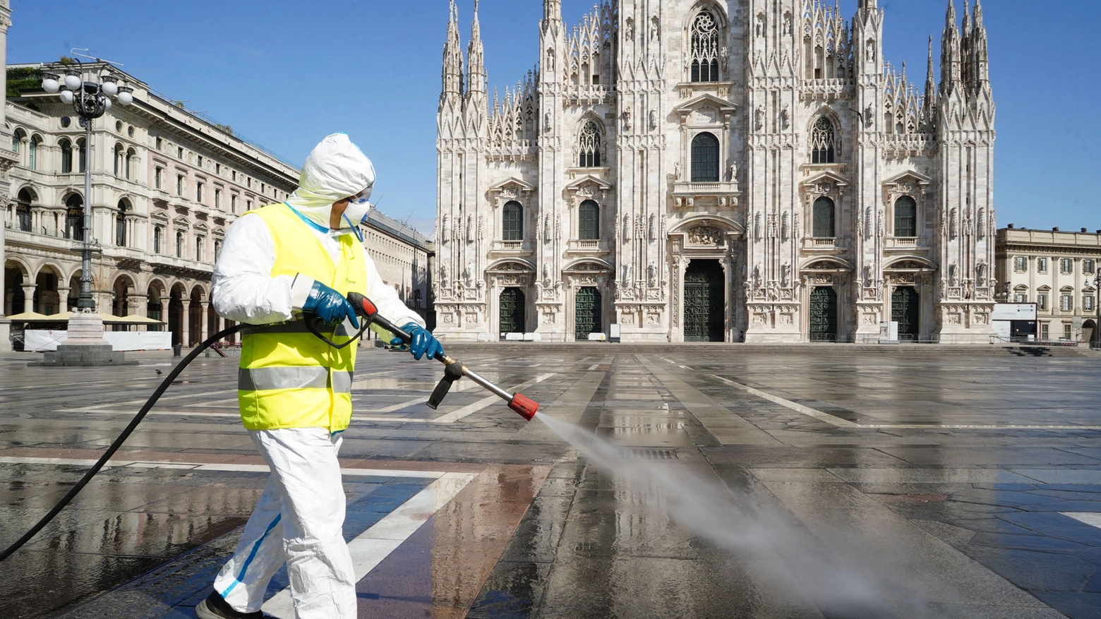 Sanificazione in piazza Duomo, vuota per l'emergenza Coronavirus 