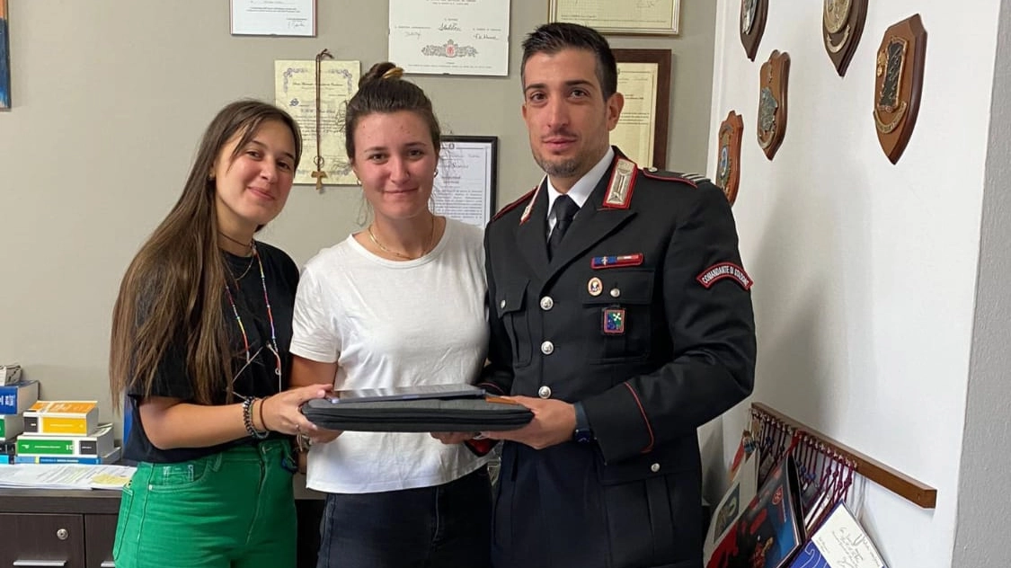 In caserma con il pc e l'iPad recuperati In caserma con il pc e l'iPad recuperati