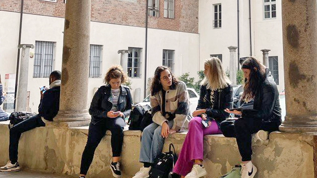Studenti nei cortili dell'università di Pavia Studenti nei cortili dell'università di Pavia