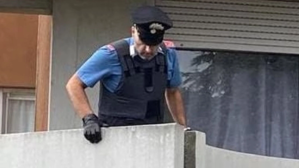 Il balcone della casa dove l'uomo si era barricato