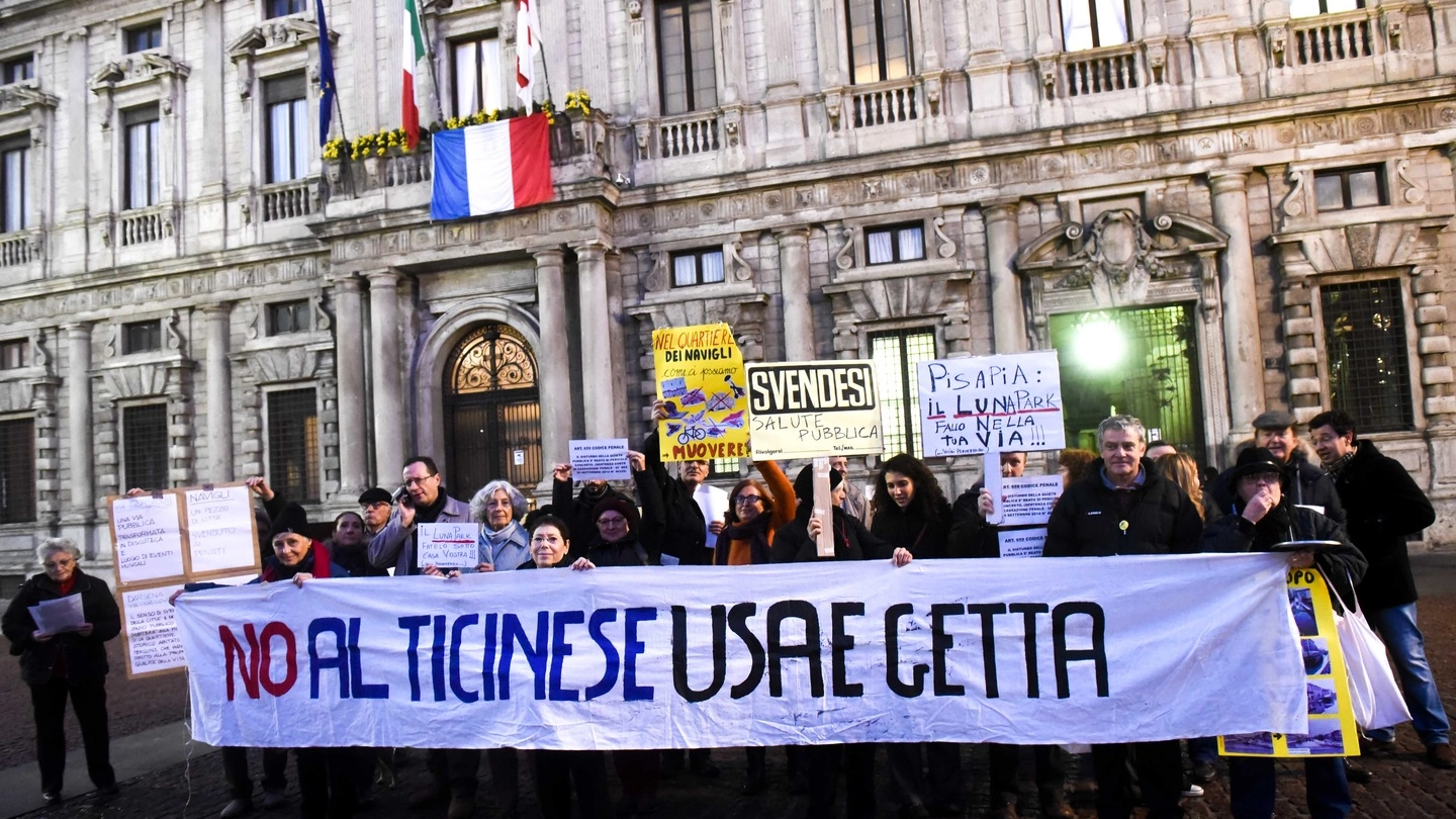 Caos movida, i comitati di Darsena e Ticinese protestano davanti a Palazzo Marino