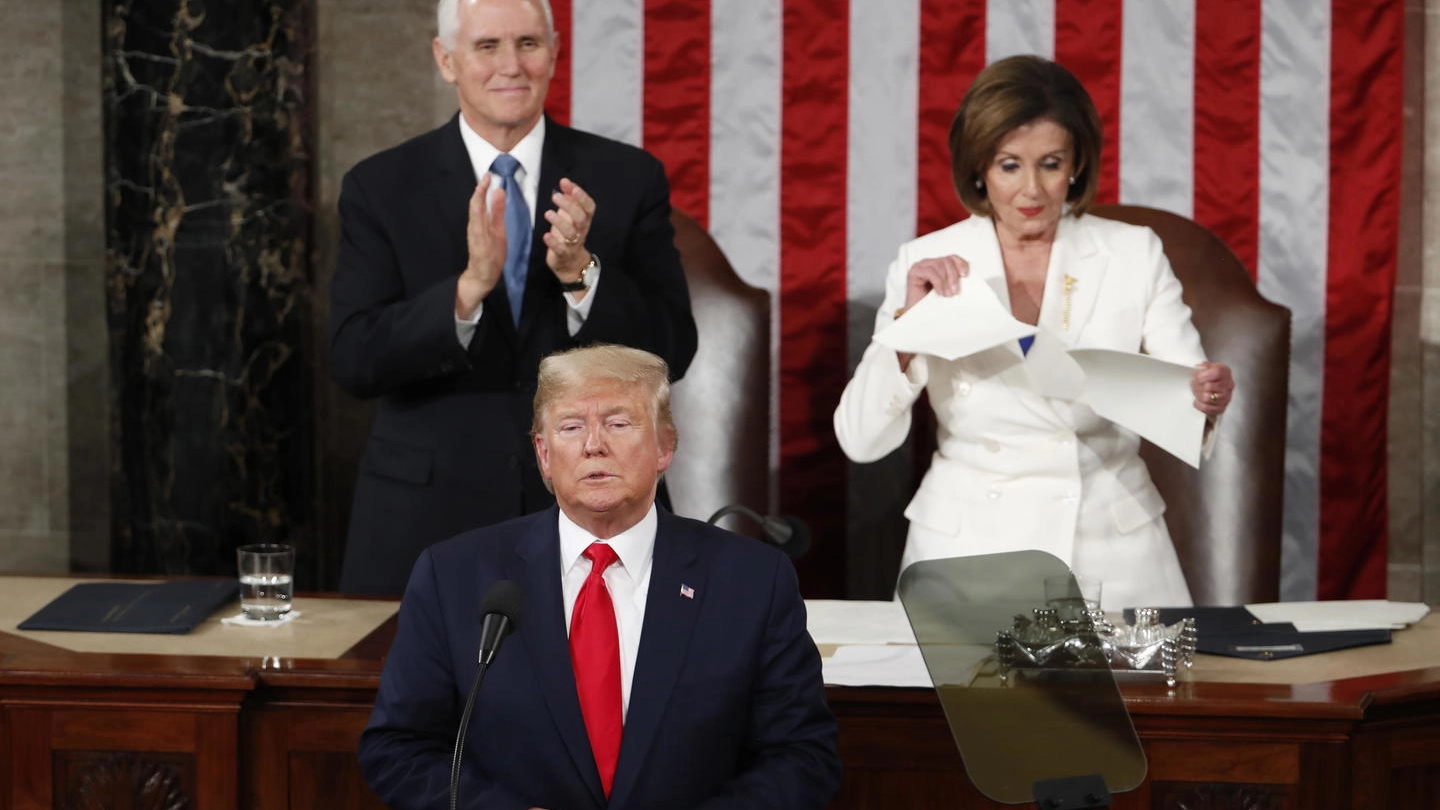 Donald Trump, Nancy Pelosi strappa copia del discorso (Ansa)