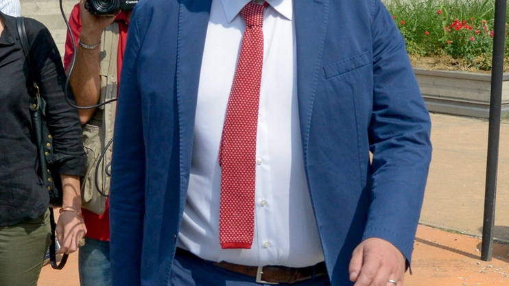 L’ex sindaco  di Lodi Simone Uggetti, 43 anni mentre esce dal tribunale (Cavalleri)