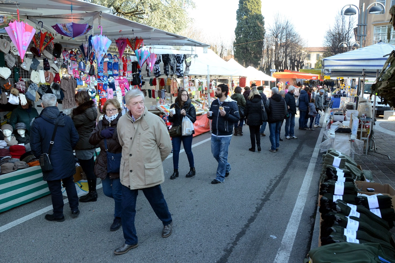 Fra le bancarelle