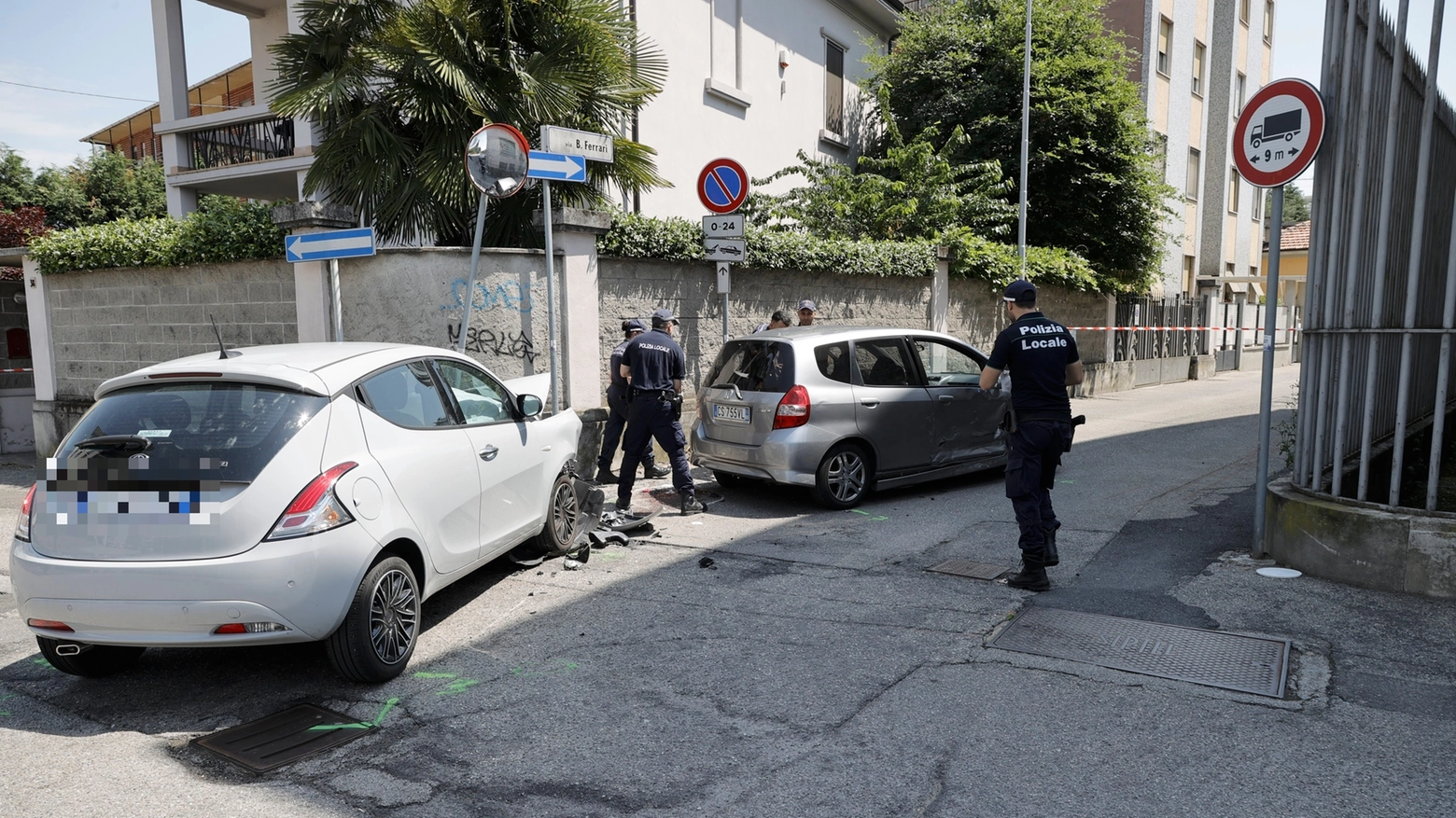 Le due auto coinvolte nell'incidente in via Mentana a Vigevano (Sacchiero)