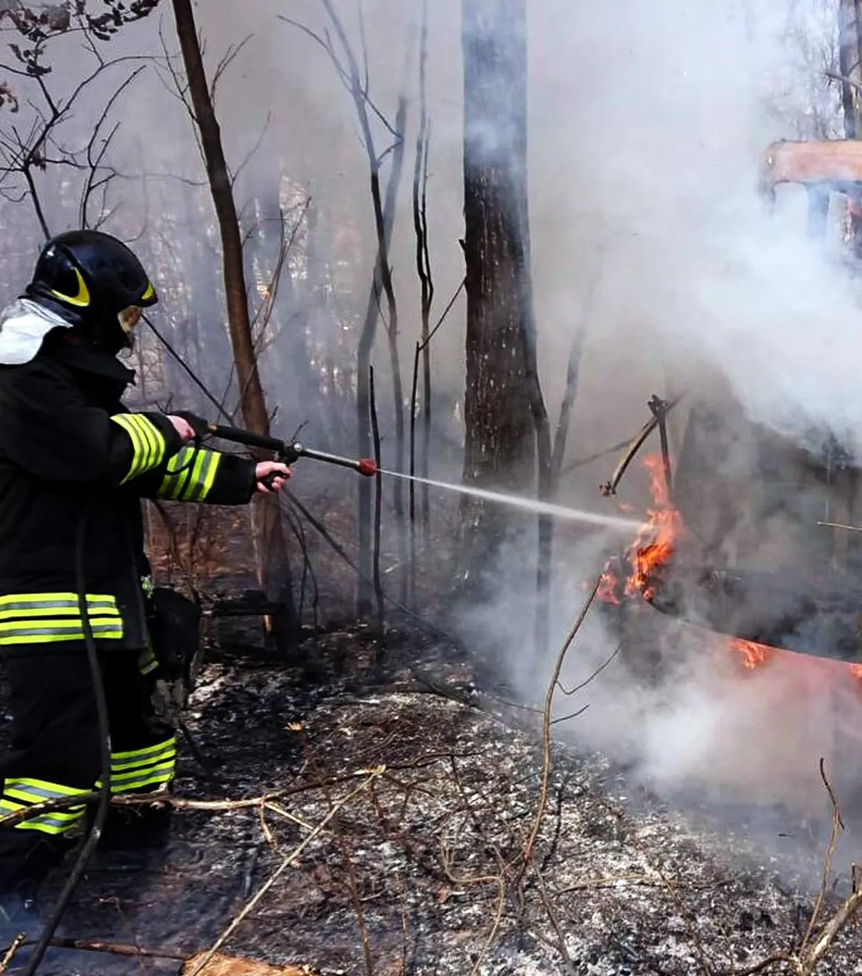 Incendio nel bosco Distrutto un escavatore