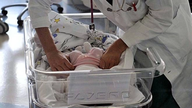 Si cerca il neonato rapito