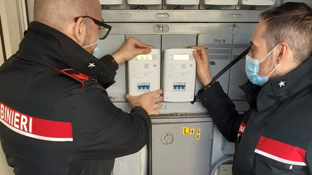 Controlli dei carabinieri sui contatori dell'energia elettrica Controlli dei carabinieri sui contatori dell'energia elettrica