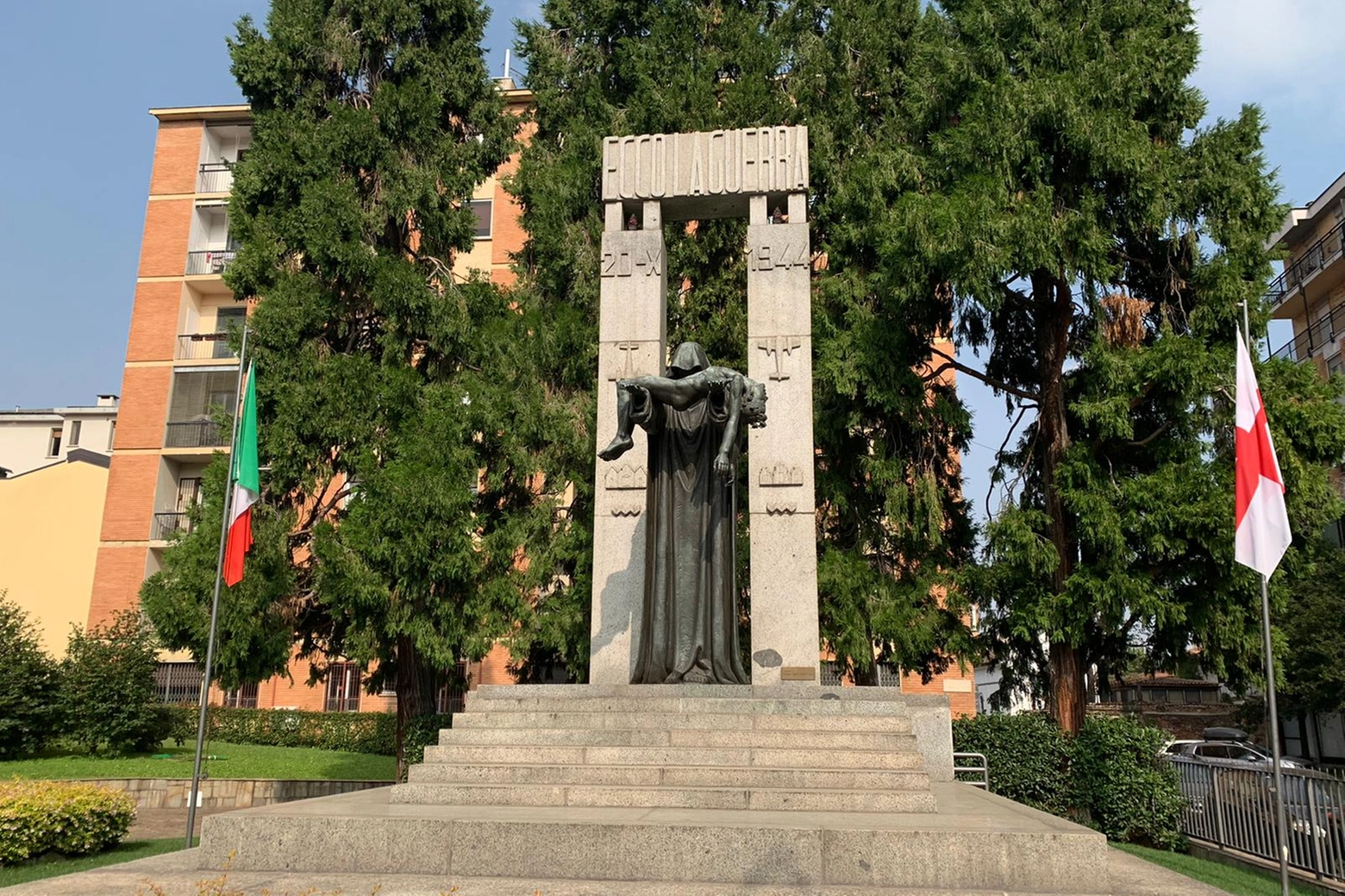 Il monumento che ricorda la strage in piazza Piccoli Martiri di Gorla