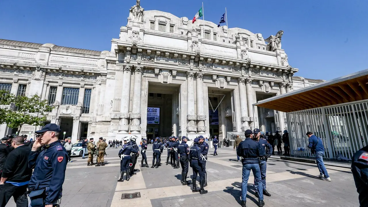 Agenti di polizia alla Stazione Centrale di Milano (foto d'archivio)