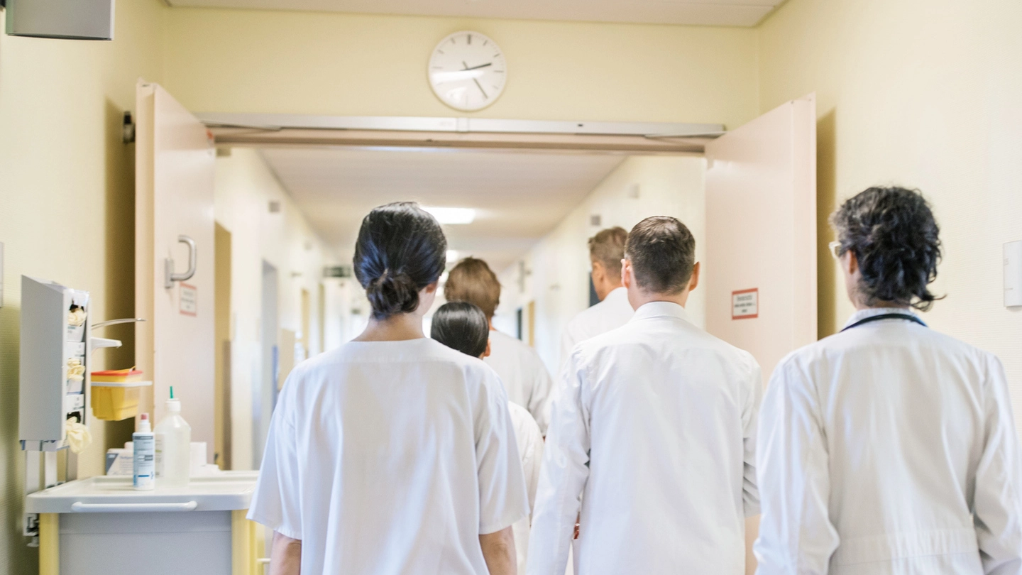 I medici a contratto finiscono per guadagnare molto di più di quelli assunti