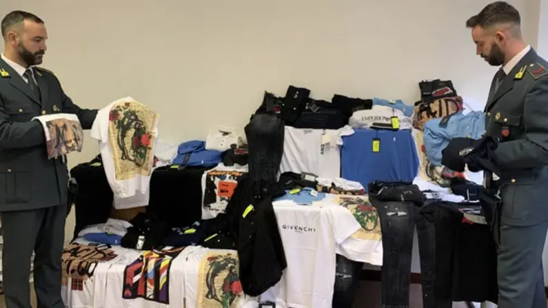I finanzieri con la merce contraffatta I finanzieri con la merce contraffatta
