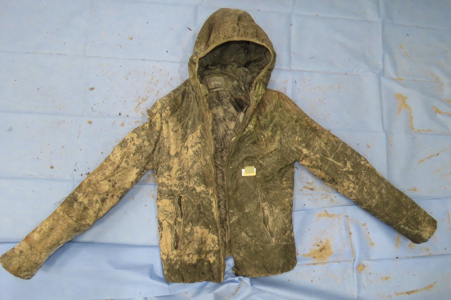 La giacca che indossava l'uomo trovato cadavere