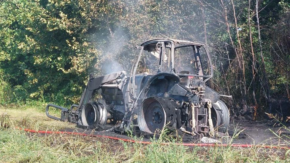 Il trattore distrutto dalle fiamme a Roncadelle Il trattore distrutto dalle fiamme a Roncadelle