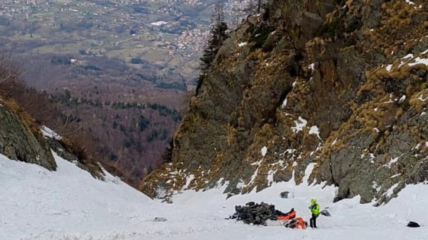 I soccorritori nel grande canalone sulla parete Nord del monte Legnone