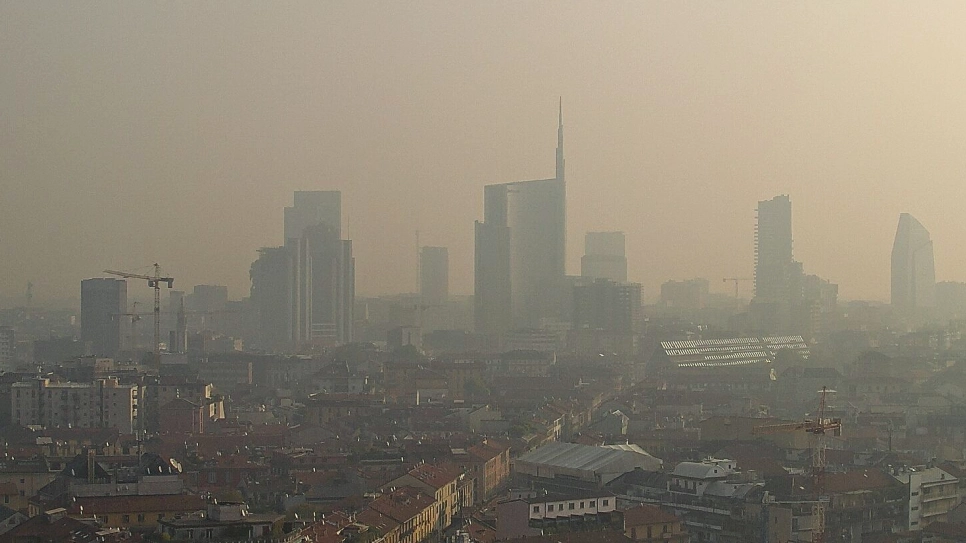 Milano sotto una coltre di smog (foto d'archivio)