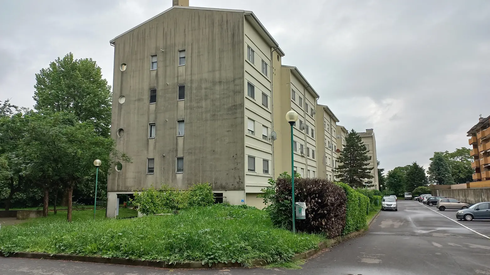 Il palazzo di via Primo Levi a Cornaredo dove è avvenuta la tragedia Il palazzo di via Primo Levi a Cornaredo dove è avvenuta la tragedia