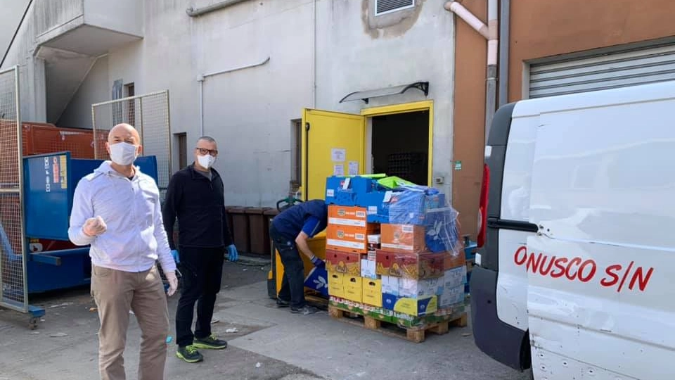 I volontari Caritas raccolgono i viveri da distribuire
