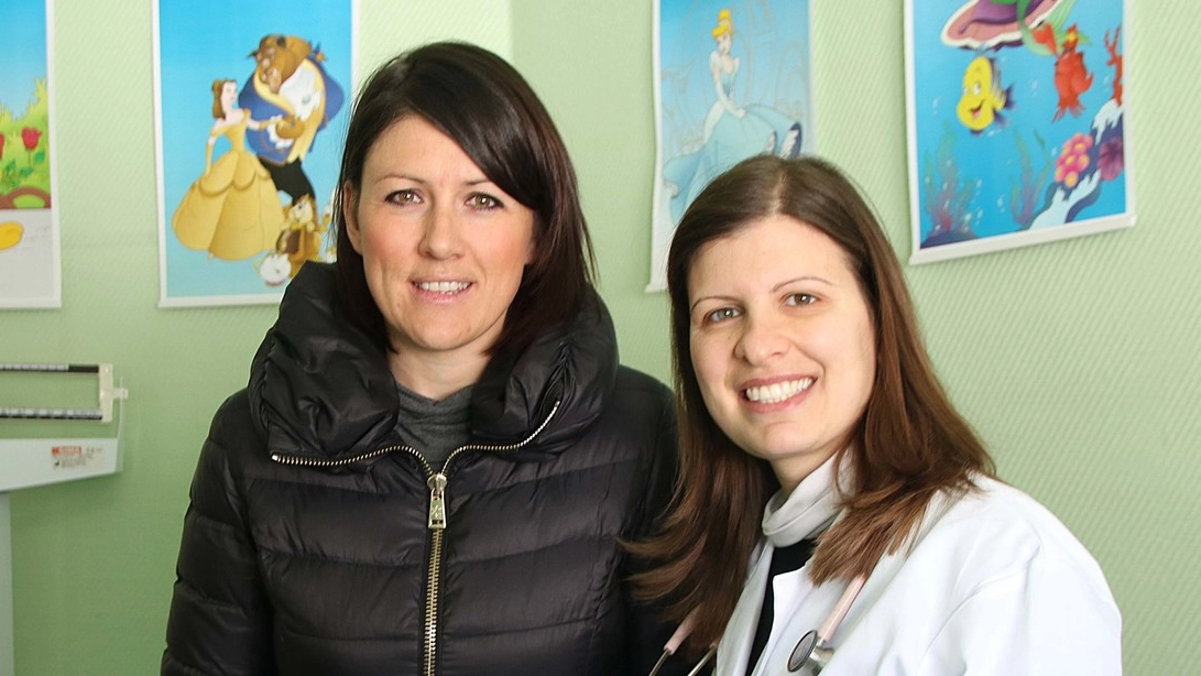 Alessia Galli assessore comunale nel piccolo Tibet con la pediatra Teresa De Michele