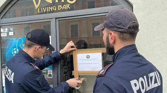 Sigilli al pub dello spaccio Droga e violenza in centro Sigilli al pub dello spaccio Droga e violenza in centro