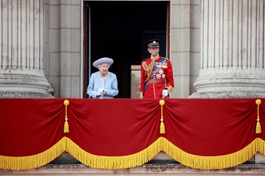 Giubileo Regina: chi era l'uomo in uniforme con Elisabetta sul balcone