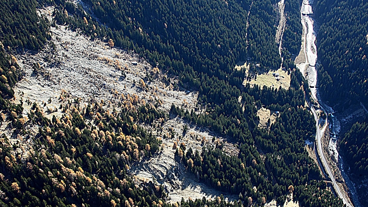 Una veduta aerea della frana del Ruinon