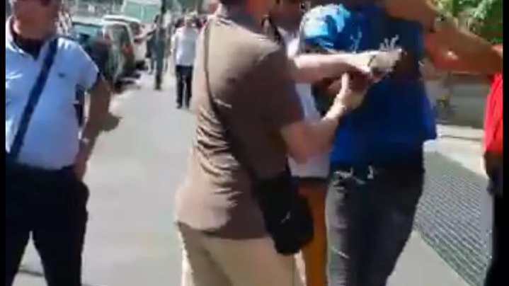 Un momento del concitato arresto dello straniero in piazza Rondò
