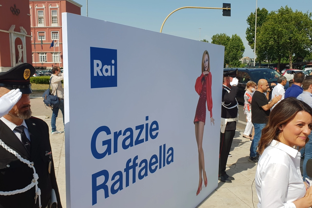 I cartelli omaggio davanti ad ogni tappa del corteo