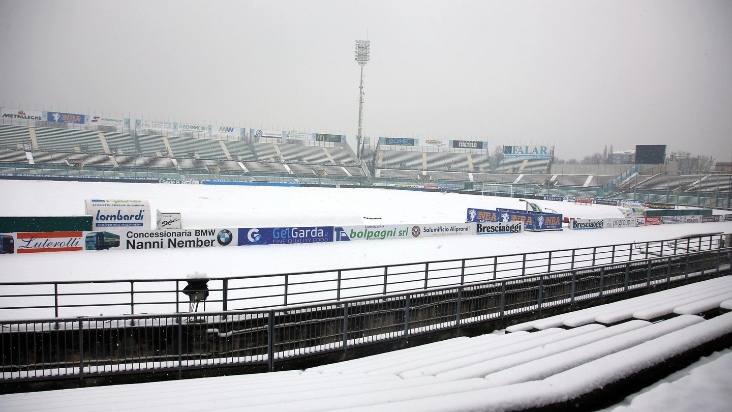 Lo stadio Rigamonti coperto di neve (Fotolive)