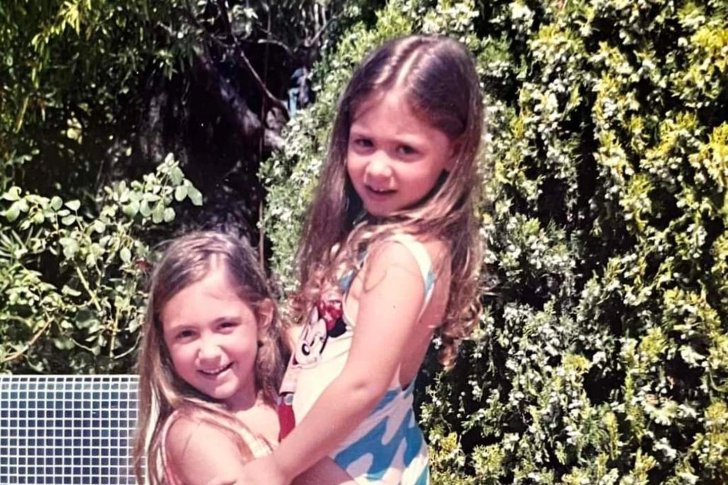 Le due sorelle Tramontano, Chiara e Giulia, in una foto da bambine