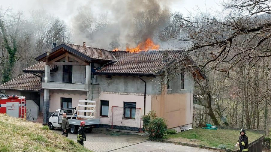 Bizzarone, incendio in una casa: tetto in fiamme