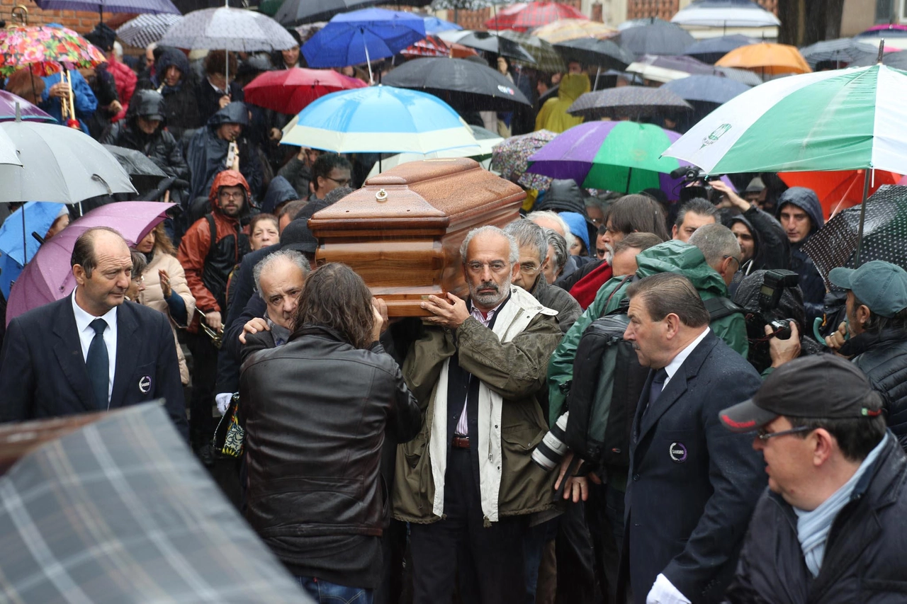 Il corteo funebre per Dario Fo