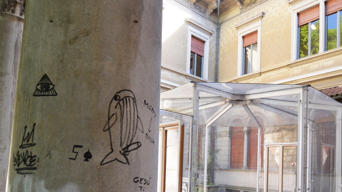 Una colonna deturpata dai graffiti
