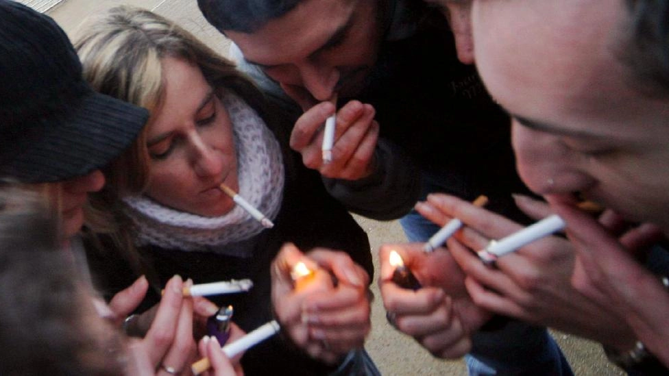 La protesta in fumo. Sigarette in cortile: cinque ragazzi multati. Flash-mob al Manzoni