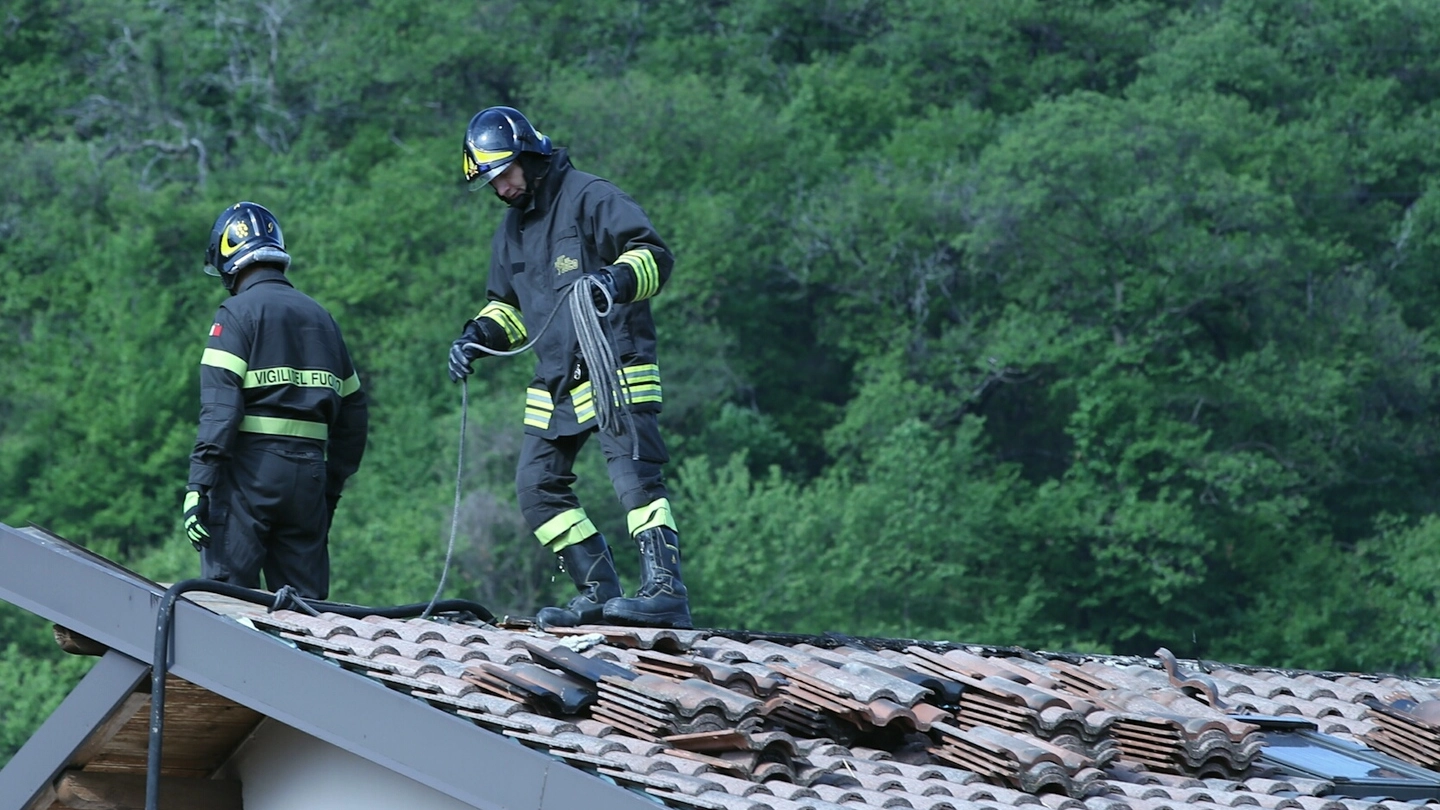 I vigili del fuoco sul tetto dell'abitazione andata a fuoco