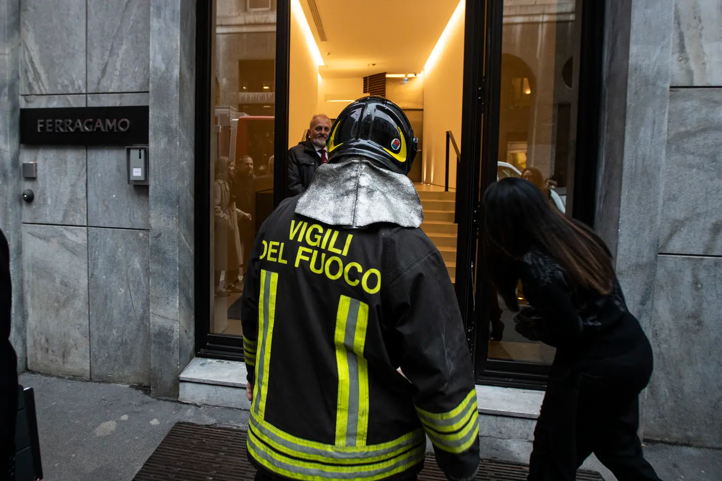 Incendio negli uffici di Ferragamo: vigili del fuoco all'opera in corso Matteotti