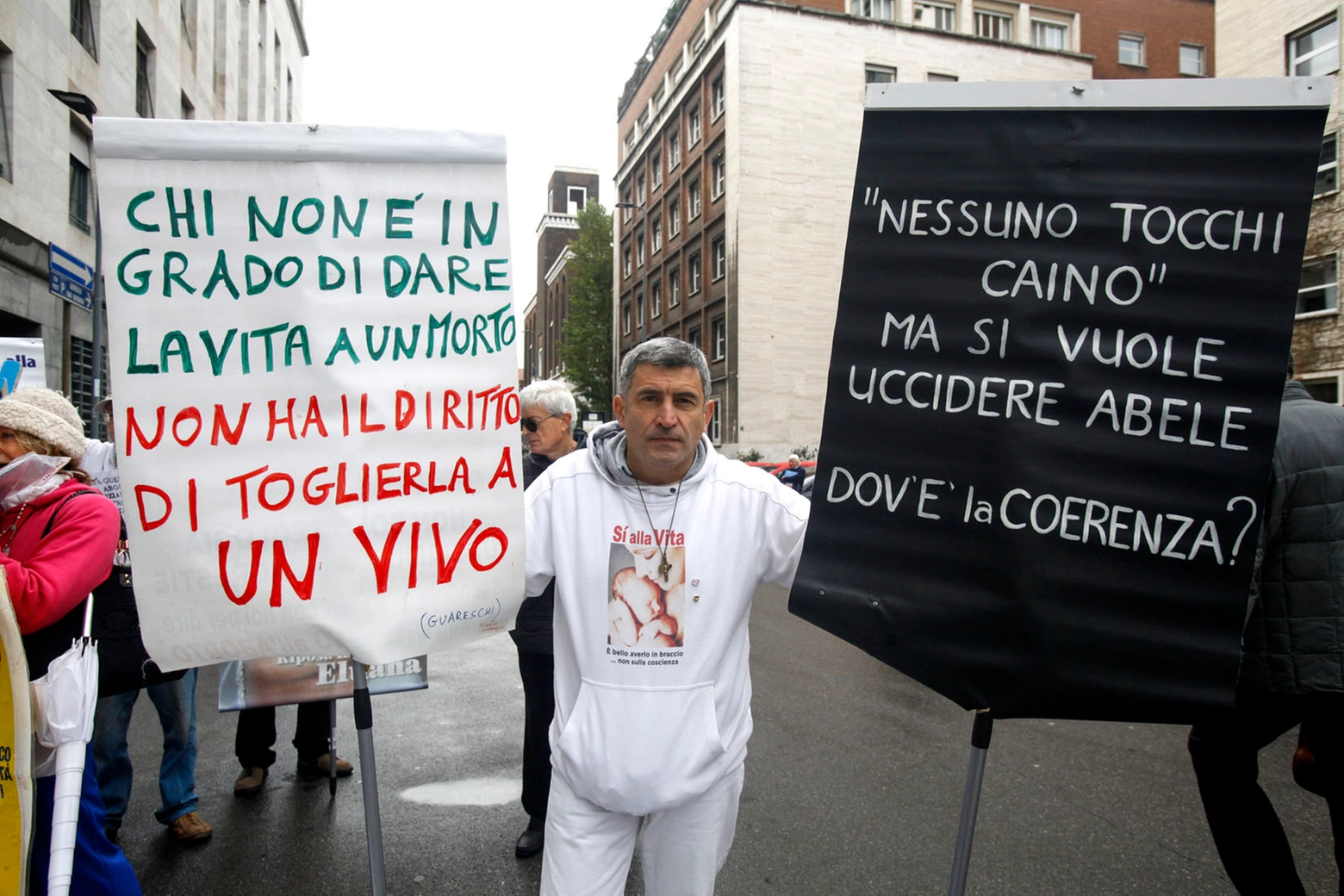 Dj Fabo, a processo a Marco Cappato. Protesta davanti al tribunale 