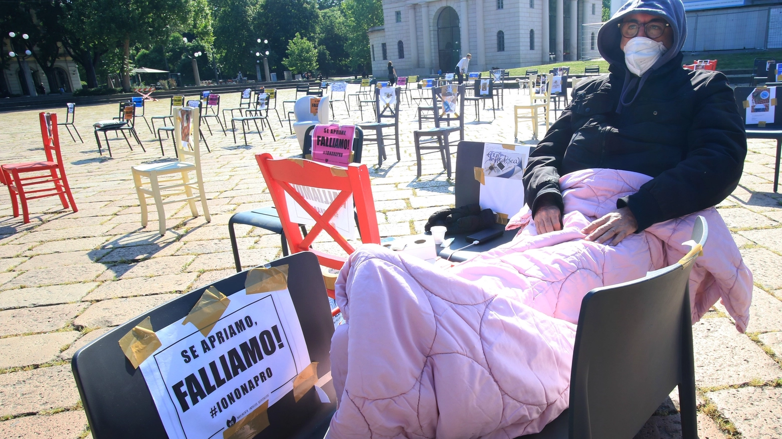 Ristoratore dorme in piazza per protesta contro le multe