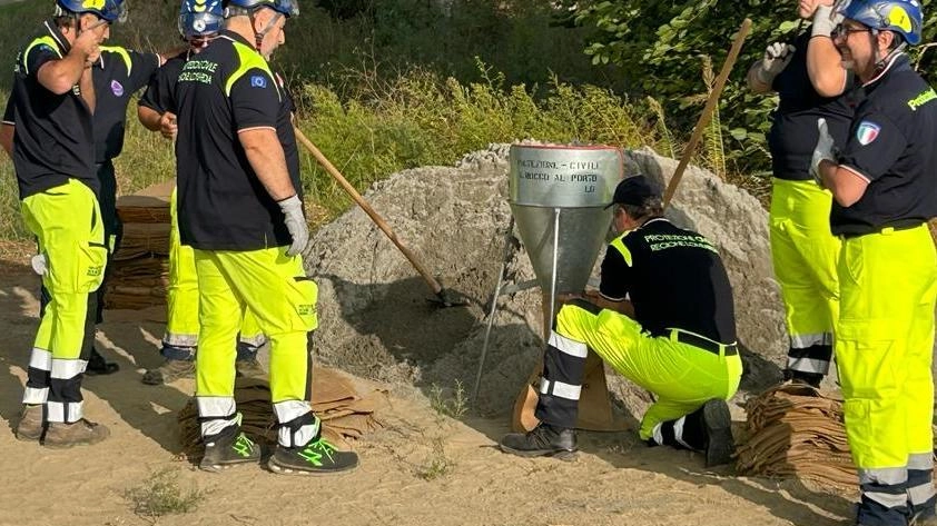L’esercitazione sul fiume. Il Po esce, volontari alla prova L’esercitazione sul fiume. Il Po esce, volontari alla prova