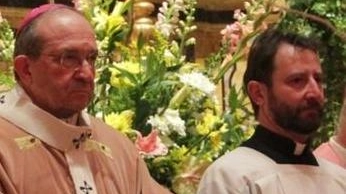 Don Vito Isacchi con l’arcivescovo dell’Aquila Giuseppe Petrocchi